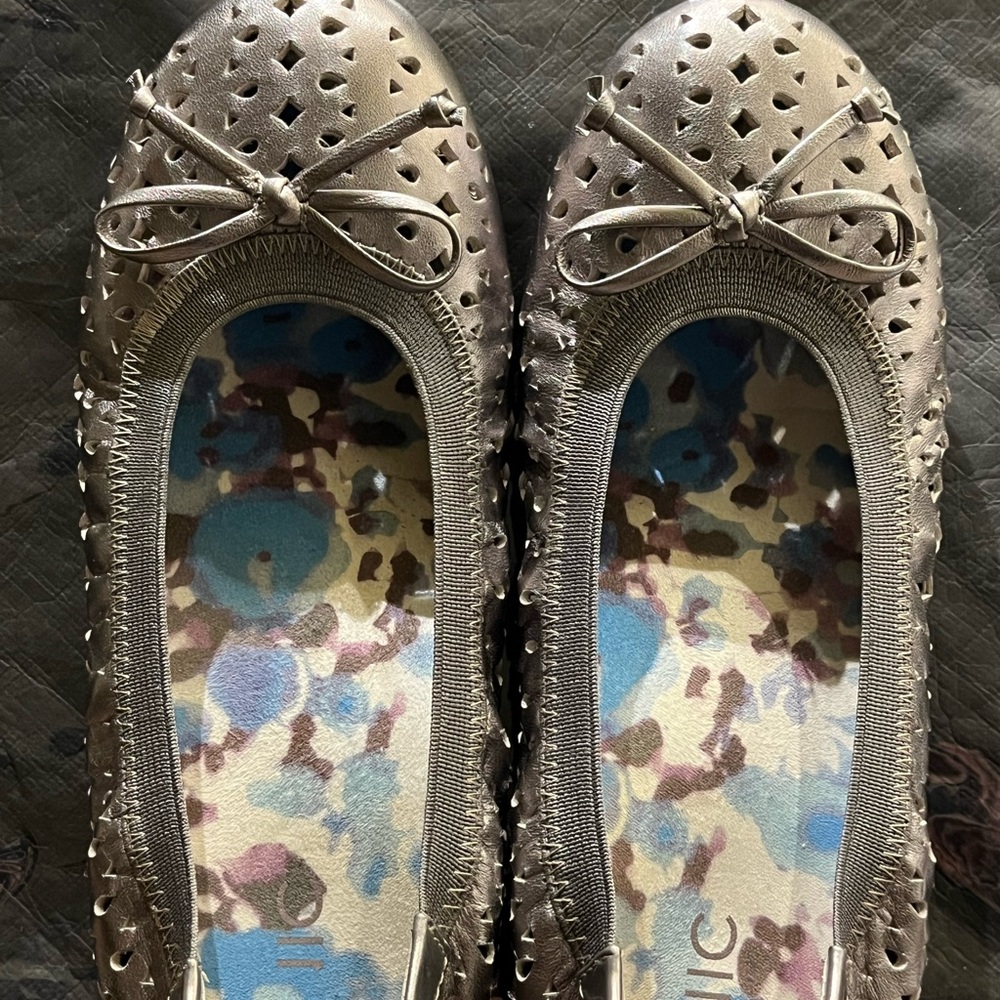 Vionic Metallic Silver Flats with Bow Detail